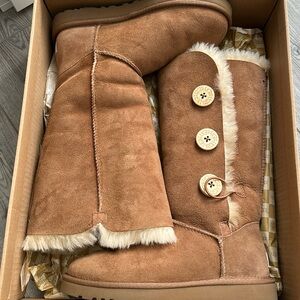 Ugg w Bailey button triplet 1873 w/ chestnut